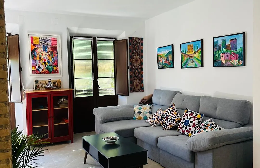 Spacious 3-bedroom family apartment in the historic center, Albaicín-1