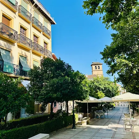 Spacious 3-bedroom family apartment in the historic center, Albaicín-3